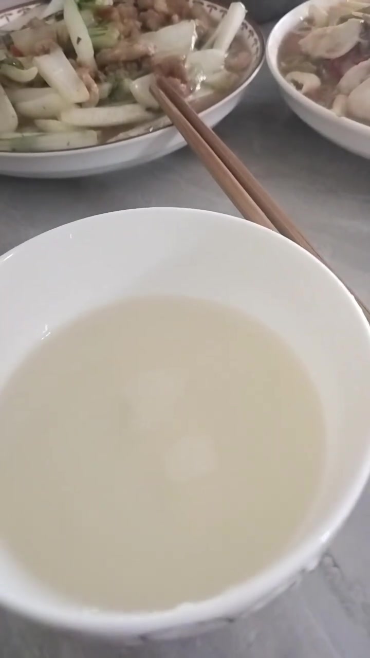 温馨家庭聚餐举杯共尝各式家常菜品