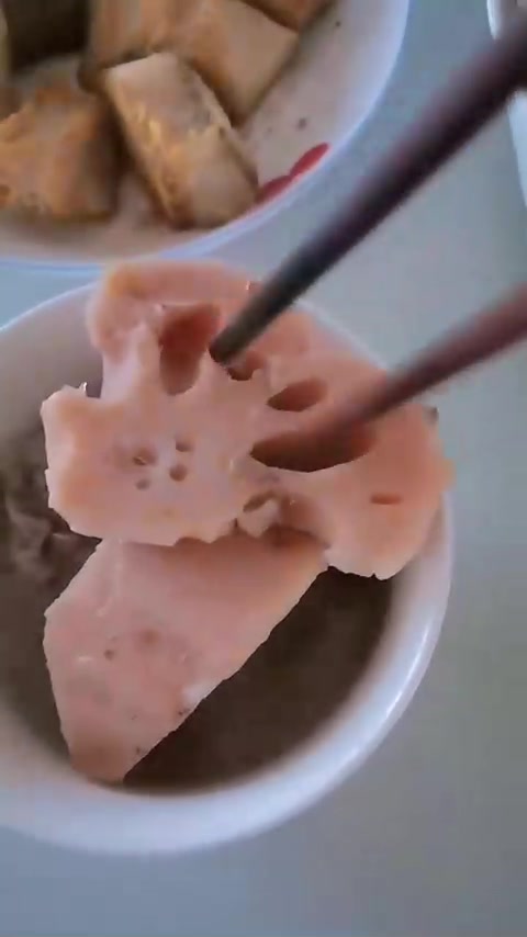 吃饭喽煨藕汤香煎鱼块，小白菜，简单家常便饭