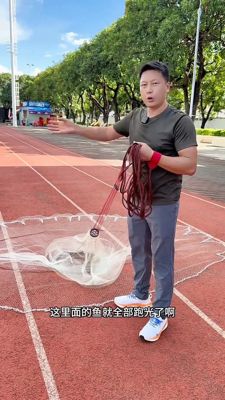 花几分钟跟着视频学，很快就能学会飞盘撒网