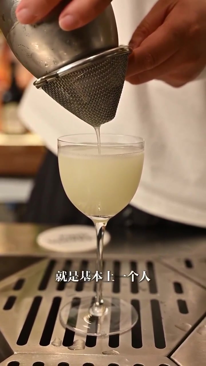 调酒师讲解得其利鸡尾酒制作及风味