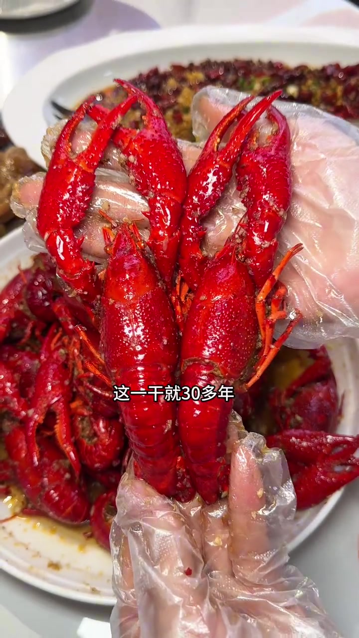 阜阳三十年标子龙虾，从小吃到大，这口小龙虾香迷糊了