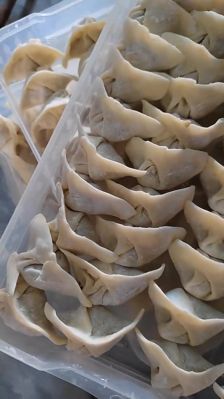 多盒造型别致手工饺子整齐摆放展示