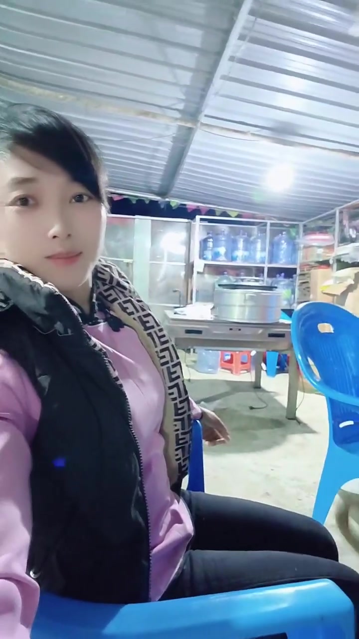 女士逗小狗互动展示多款母亲节蛋糕