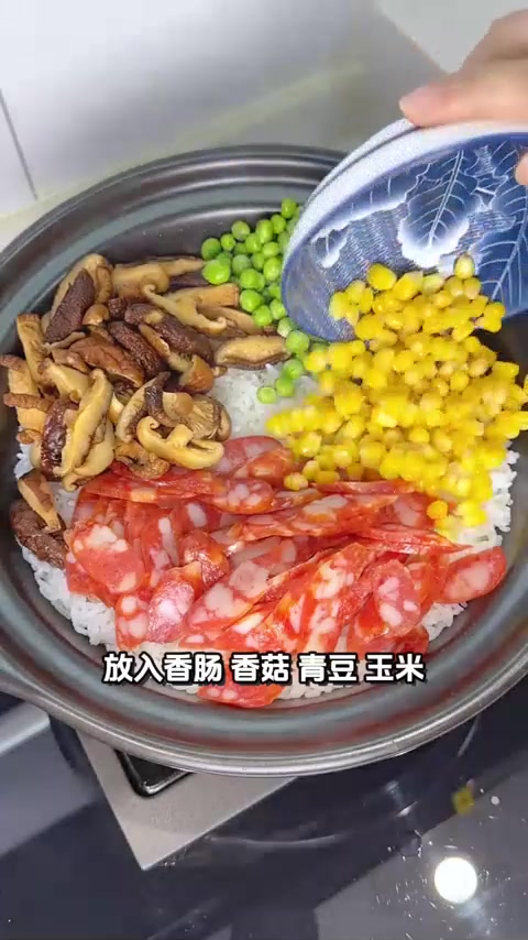 砂锅煲仔饭，锅巴非常香，有菜有肉，做法简单又好吃