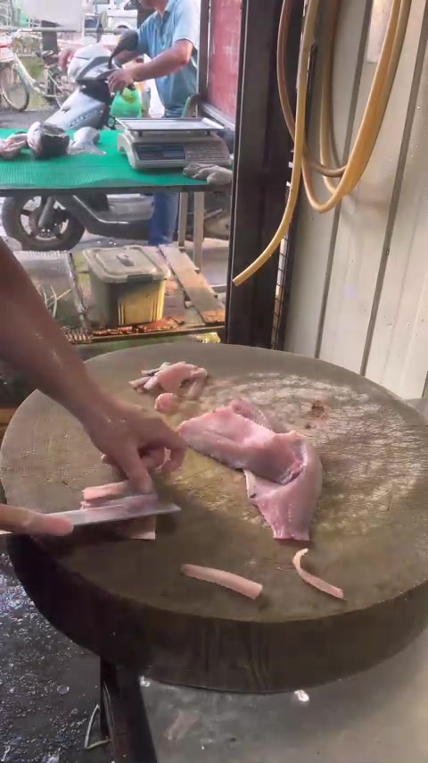 卖鱼人杀鱼技术：刀工与无骨鲫鱼美食教程