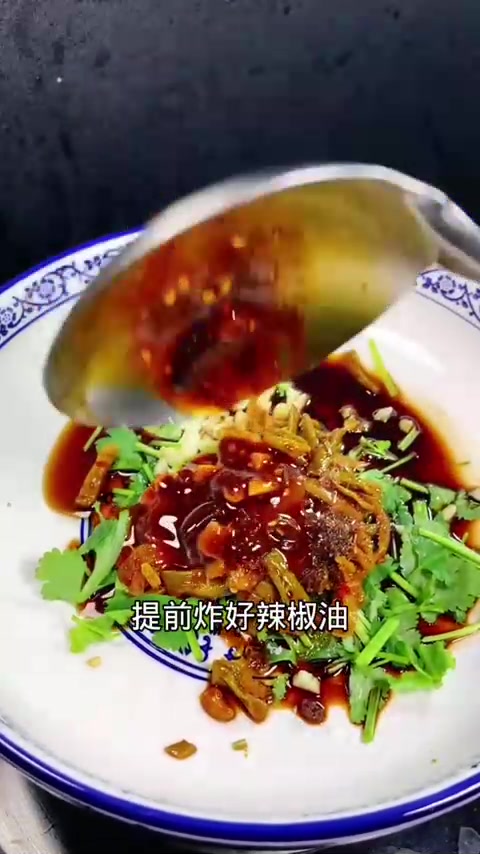 没胃口，不知道吃啥，就来一碗酸辣粉吧，酸辣过瘾，做法还简单！
