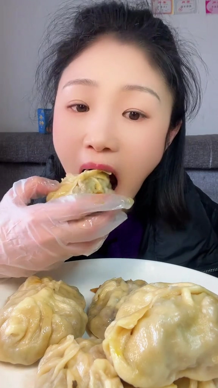 全程享用特色大包子搭配美味蘸料