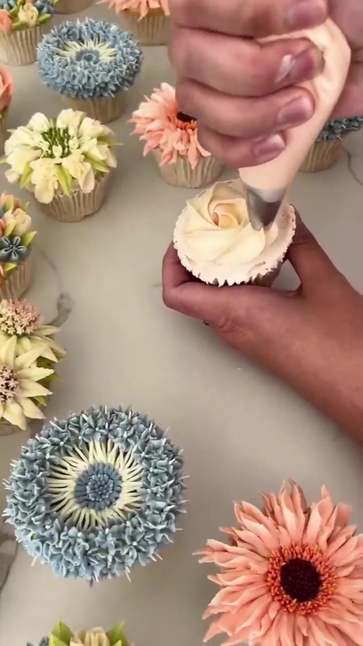 KerryRoberts用奶油技巧制作纸杯蛋糕花卉设计