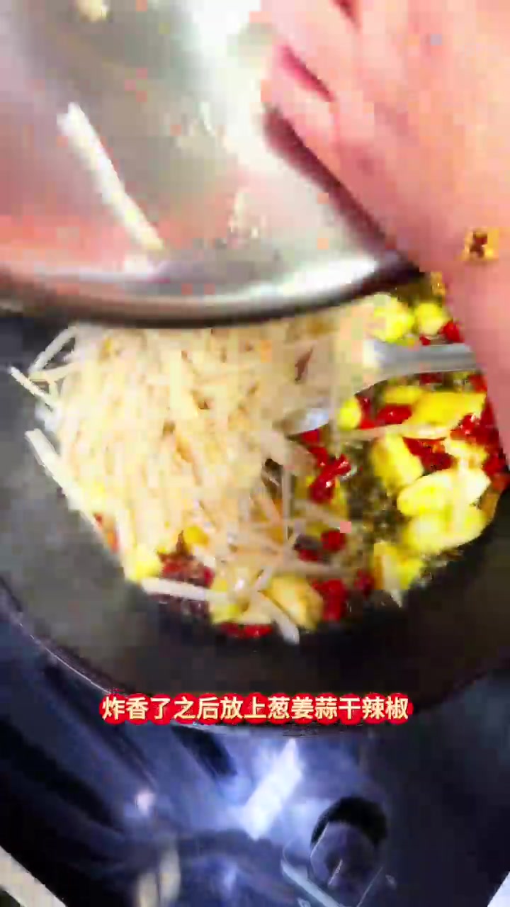 咸菜熬小虾配玉米粥
