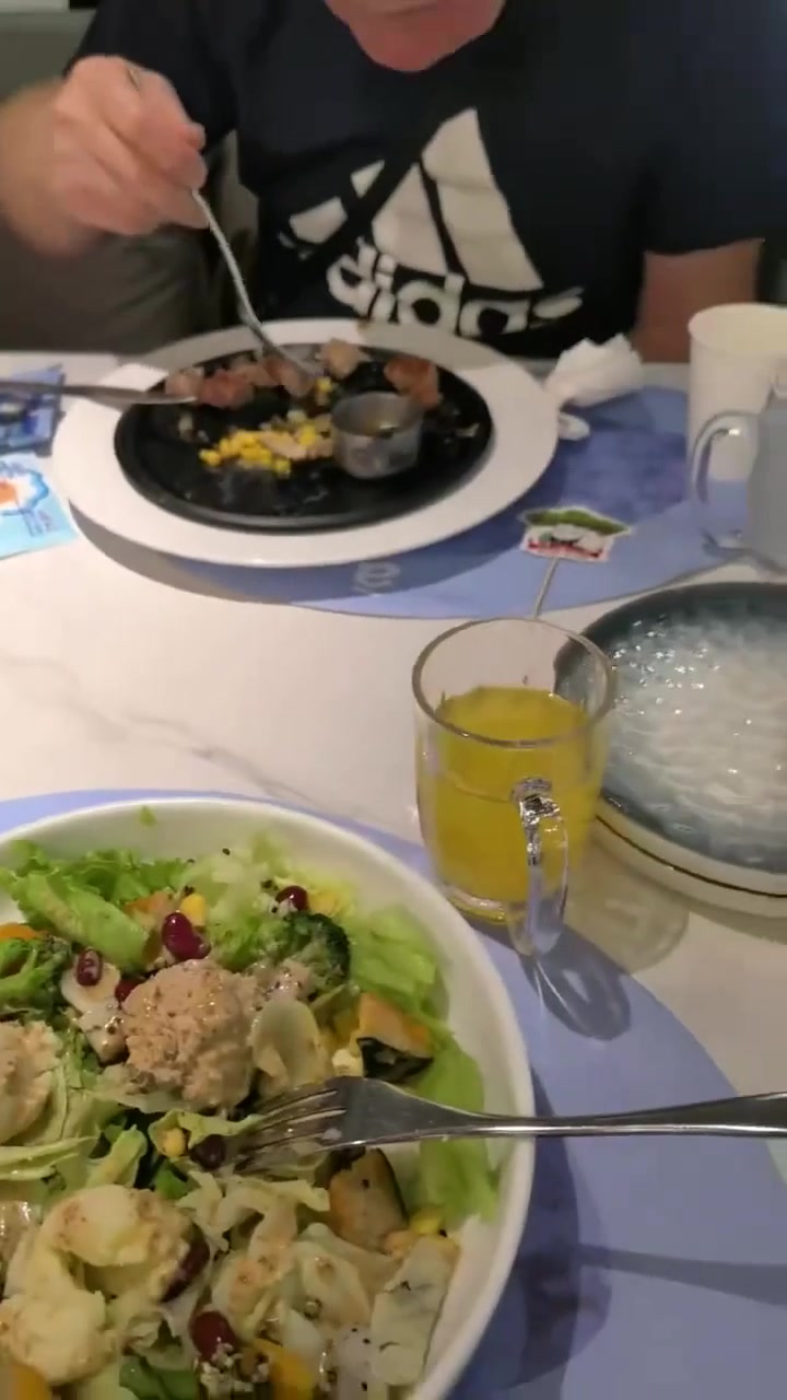 餐厅实拍各色美食牛排沙拉披萨上桌