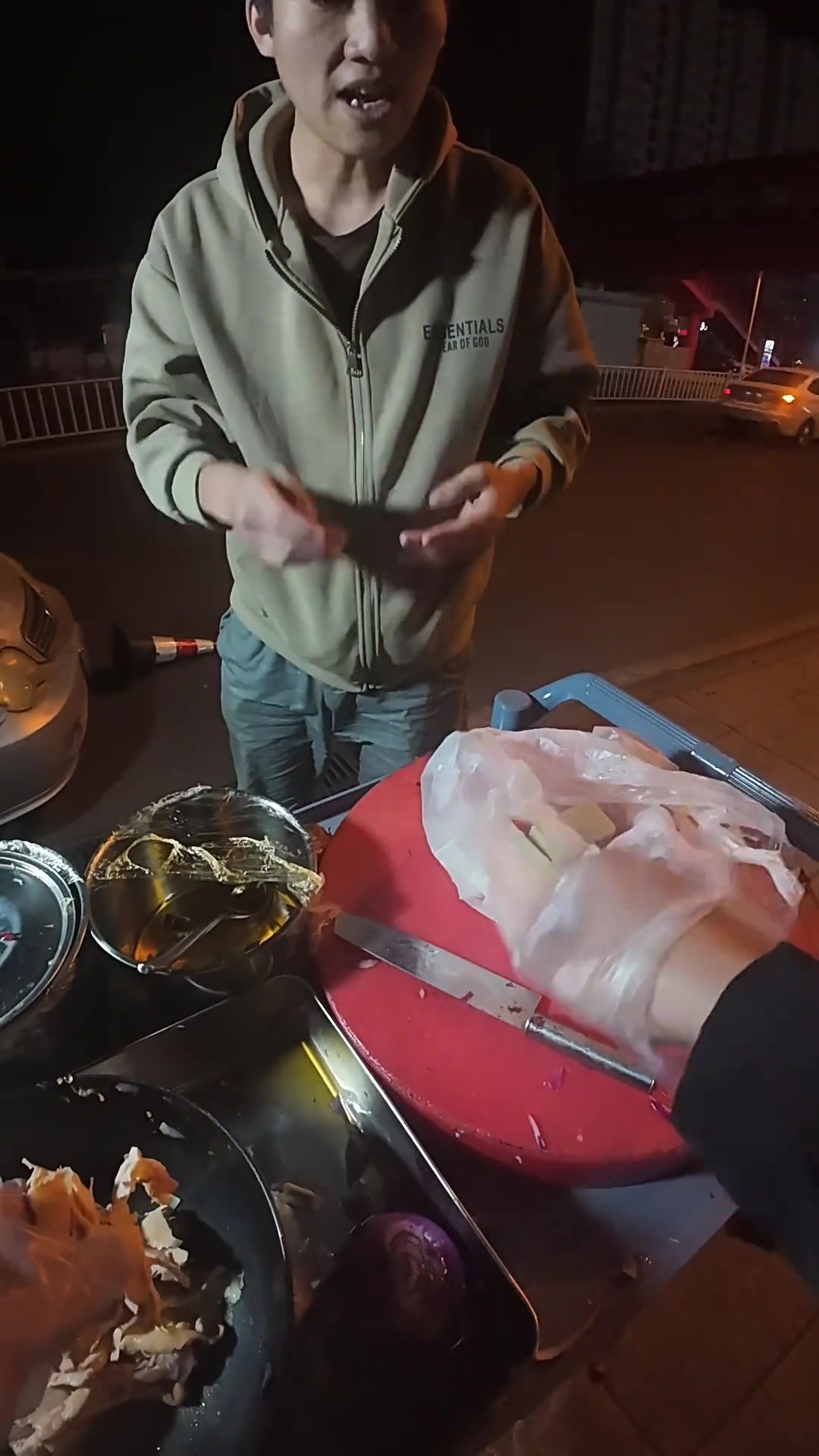半夜被粉丝堵到？王大海新疆摆摊卖椒麻鸡，伊犁