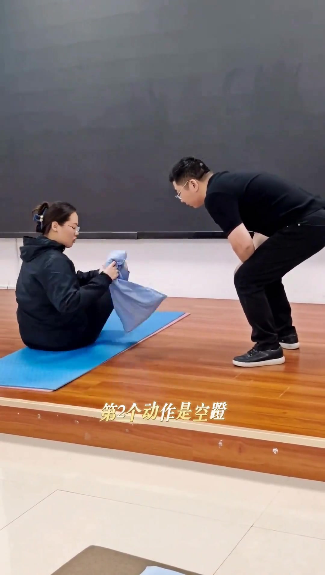 走路时练鸭子步，对股骨头有好处的正确方法
