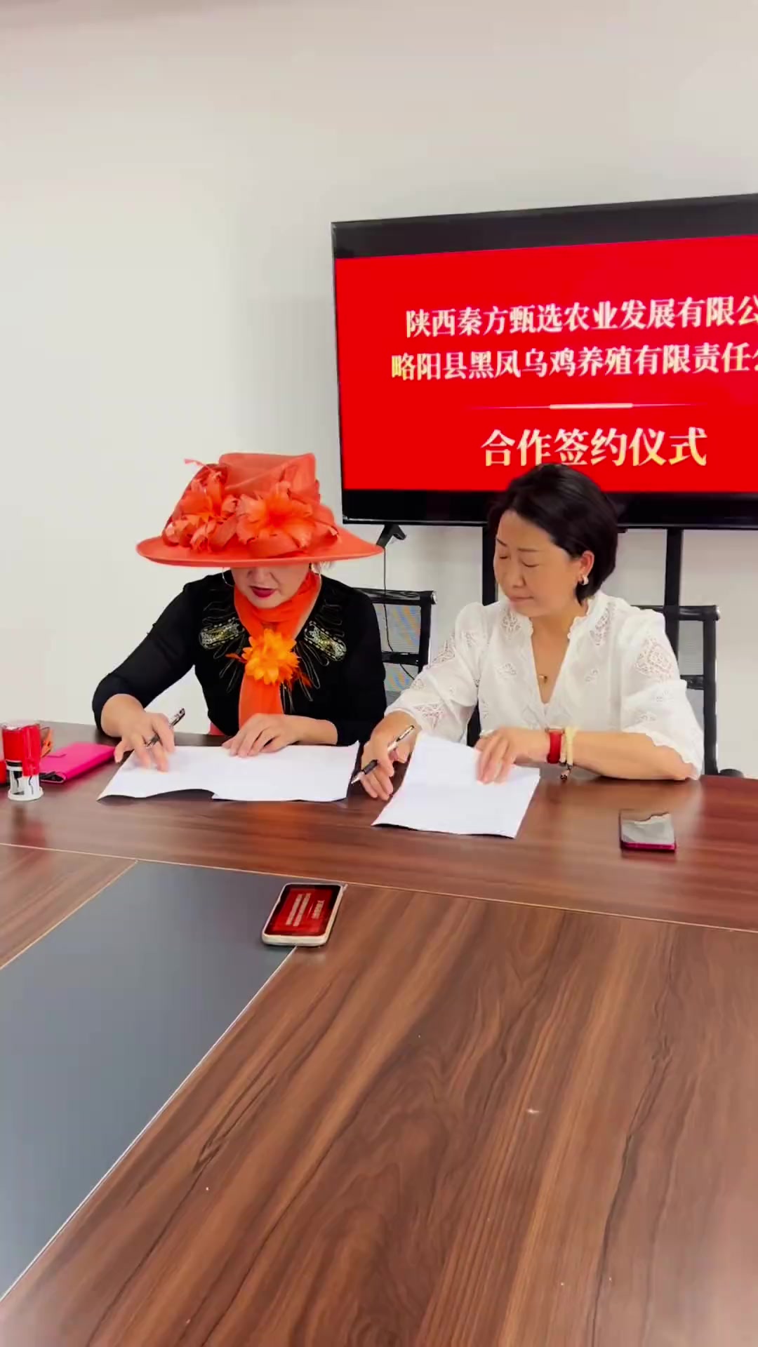放弃深圳奢侈生活回乡养乌鸡，与广州归来的山里娃相遇