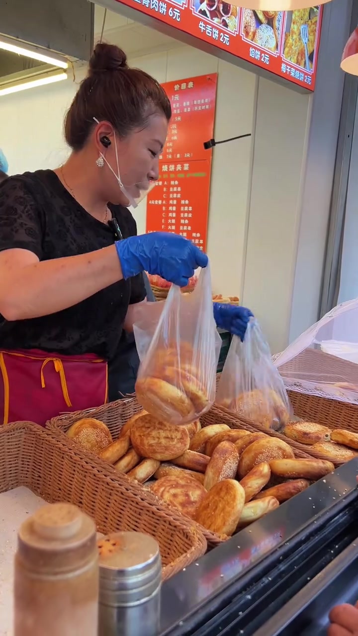 新乡烧饼夹菜教学，小店不大忙忙碌碌，用心做简单事