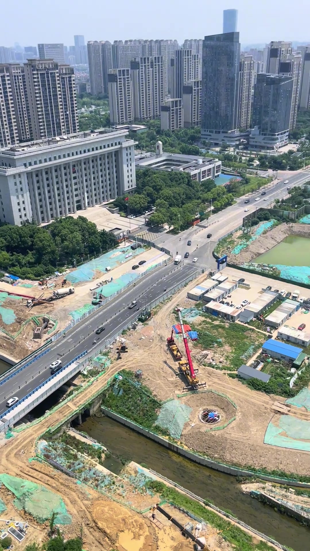 政务区的天鹅湖公园和十五里河公园