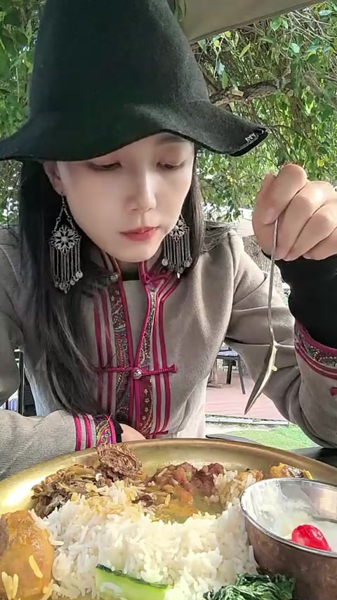 老式内蒙人已经开始馋炖羊肉了，猪骨头烩酸菜也行