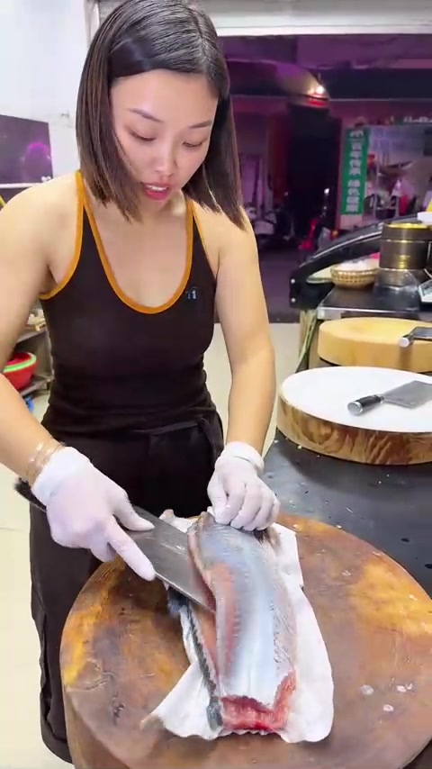 一分钟看懂巴西雕鱼生：活鱼处理精准切片风味点缀，简单又惊艳