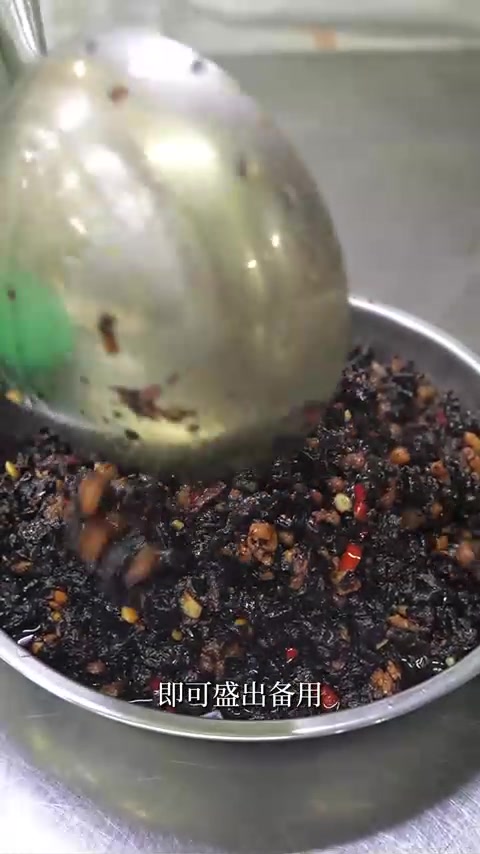 酱瓜蒸白鲳，以时间淬炼的咸香，唤醒入口瞬间的鲜美