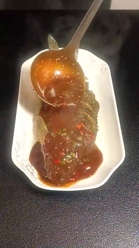 一道红烧鲤鱼送给大家，愿新年年年有鱼，鱼跃龙门！