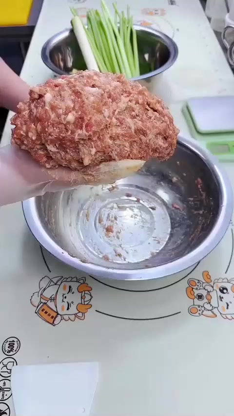 灌汤水饺馅料：肉加调料锁水后放芹菜