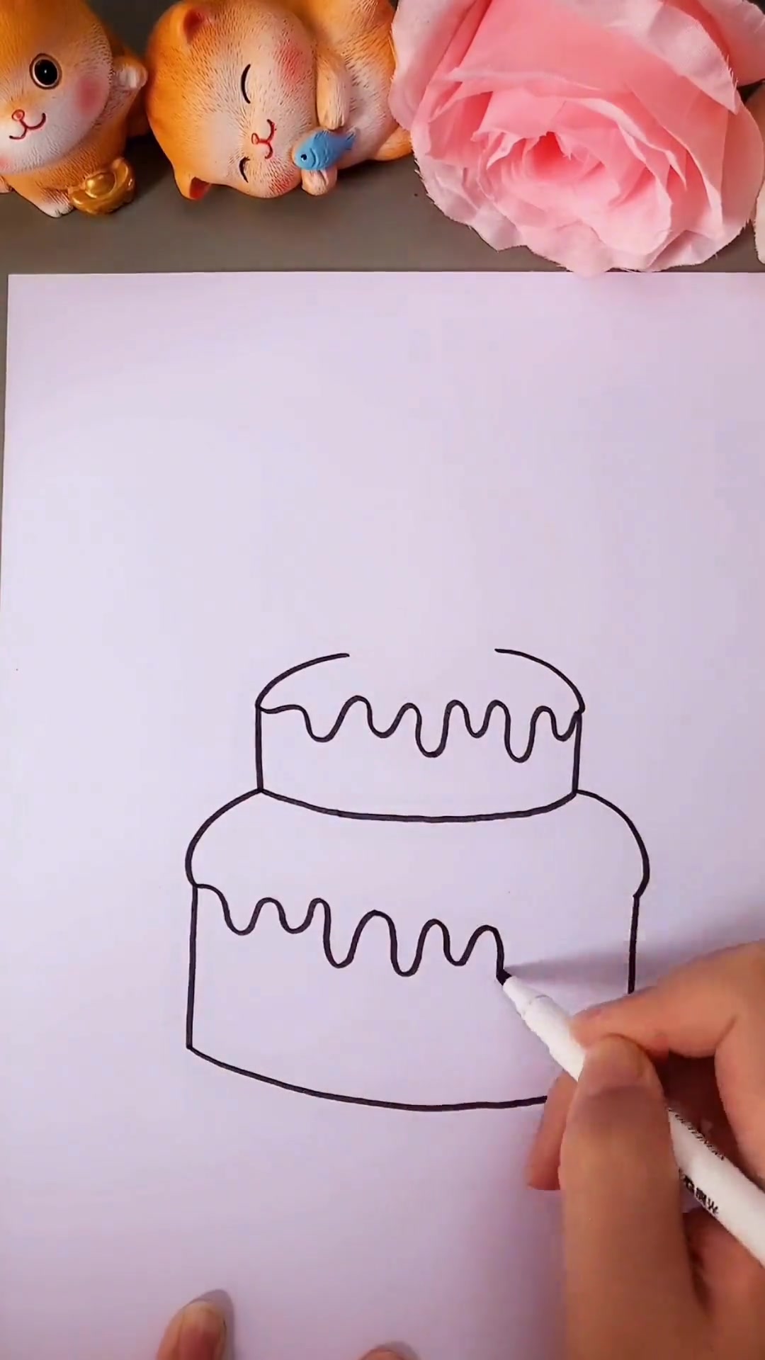 国庆节快到啦，来画个好看的生日蛋糕简笔画