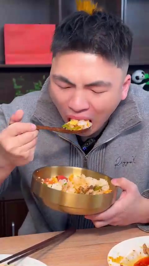 青椒肉丝盖饭真香，吃的太过瘾了