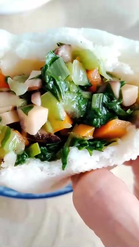 香菇油菜胡萝卜素馅包子出锅！调馅只需盐味精少许酱油