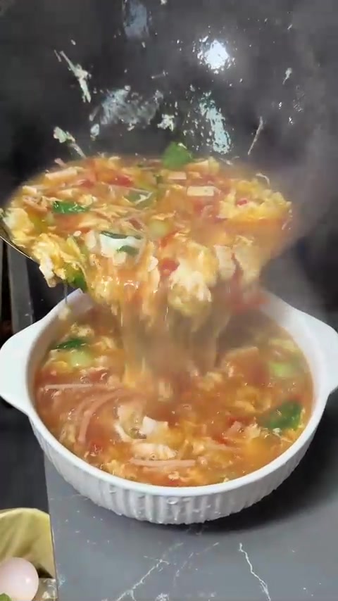 平时喜欢我做的家常菜，蒸花卷熬酸辣汤送过去心里才踏实