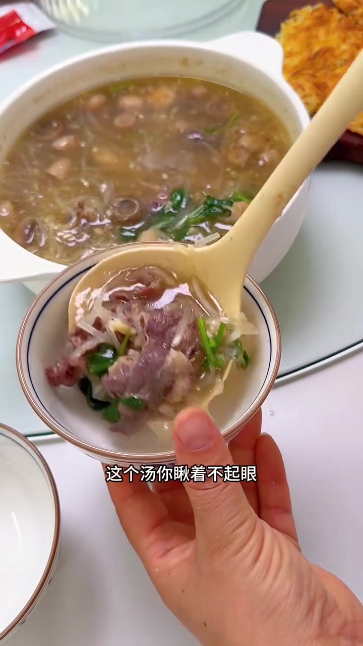 美好的一天又从妈妈牌早餐开始啦，今天的「口蘑牛肉汤」太鲜了「土豆饼」也光盘了#早餐#美食#