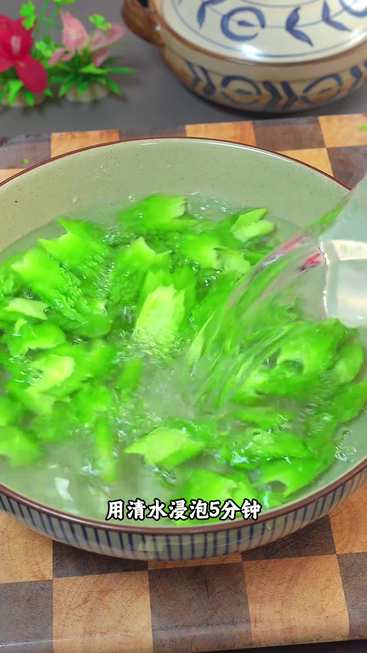 苦瓜肉片腐皮汤 夏季天气炎热，记得要给家人多喝这个汤，清热解暑，简单又好喝#苦瓜肉片汤