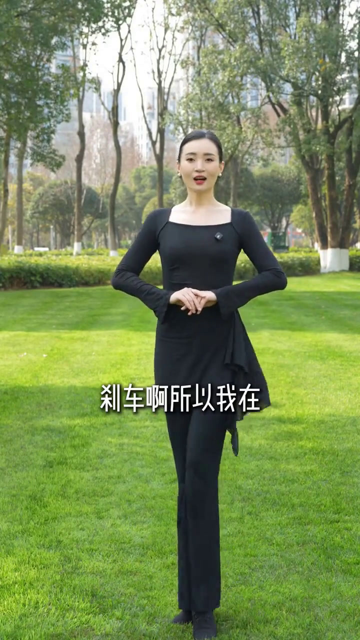 旗袍走秀时台前定点如何用前迎后撤倒步