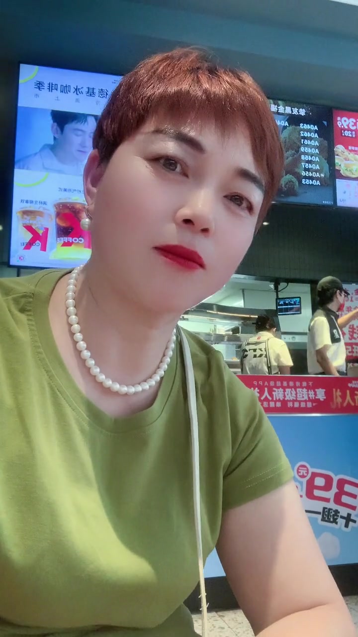 炸鸡汉堡奶茶，吃得真香