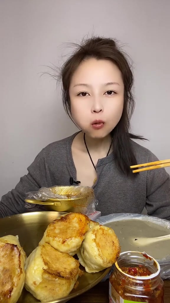 享用油煎包子配粥佐酱美食吃播全程