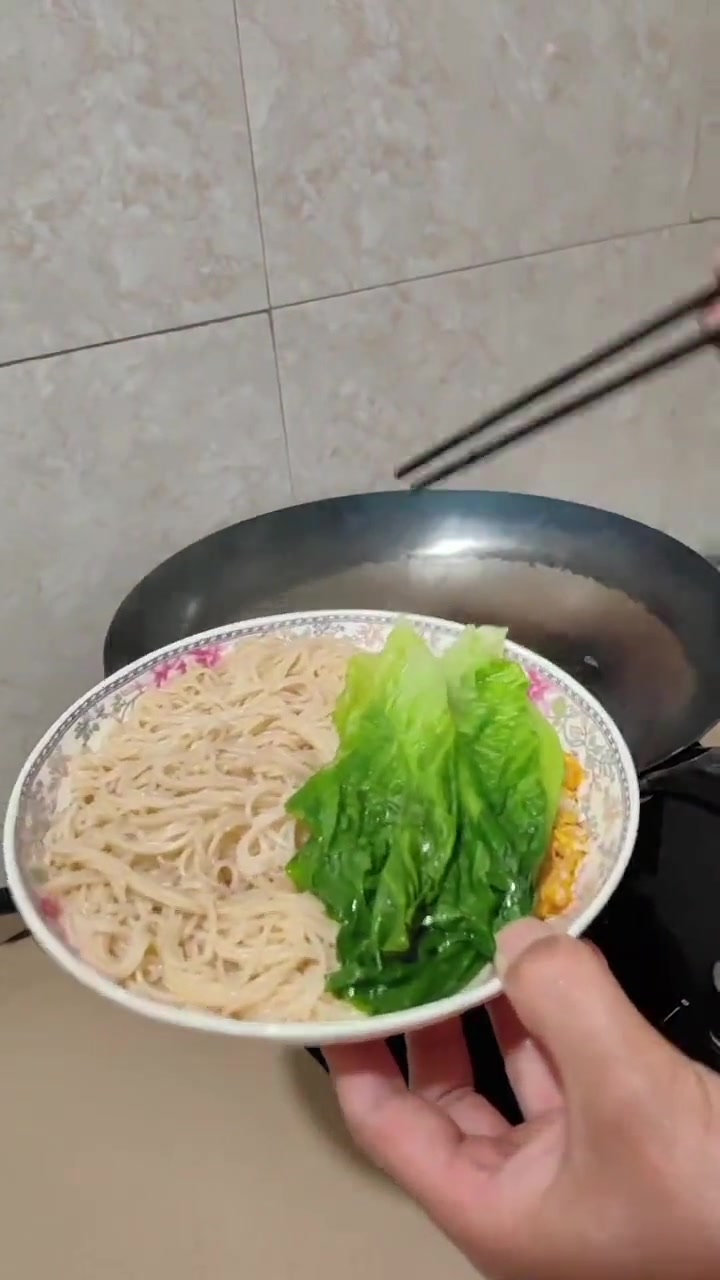 油腻大叔煮夜宵面条，做法麻烦但好吃