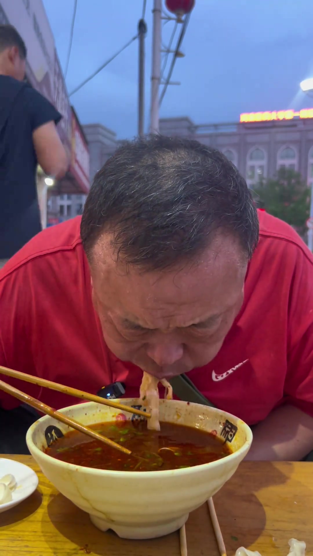 小碗饭大碗盛别叫稀了，得劲牛肉刀削面