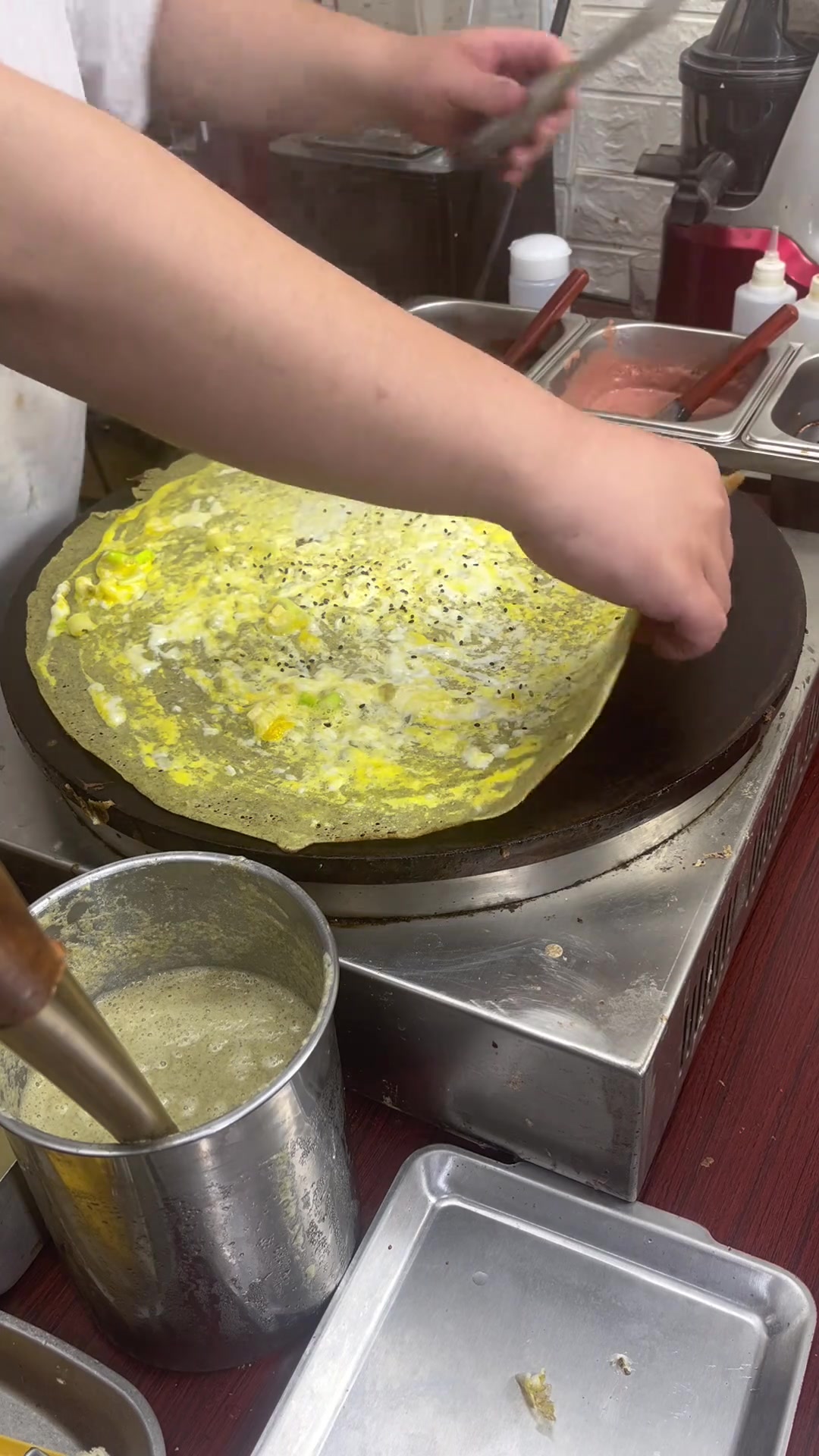 天津煎饼果子正宗制作流程详解，手把手教你地道手法