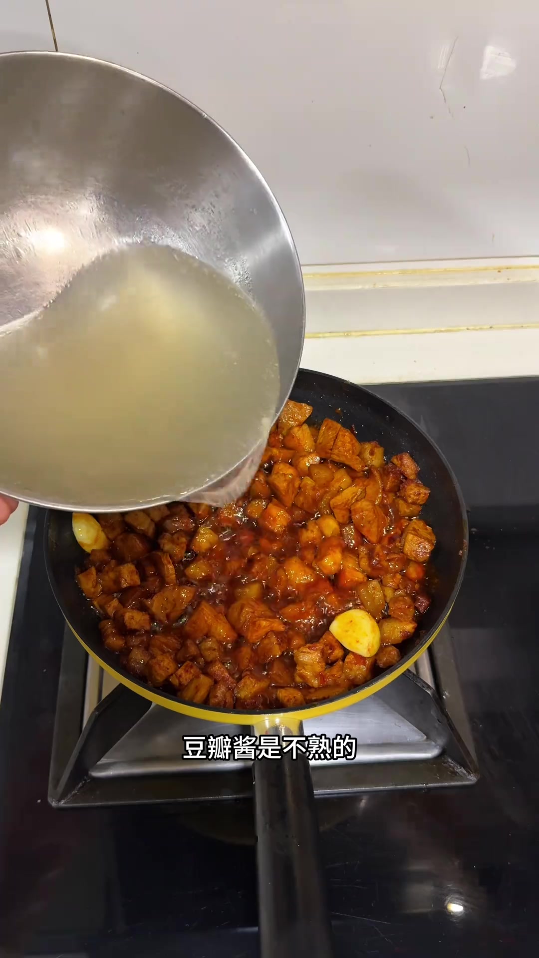 云南焖肉米线帽子太香了，满级吃商带你解锁地道美味