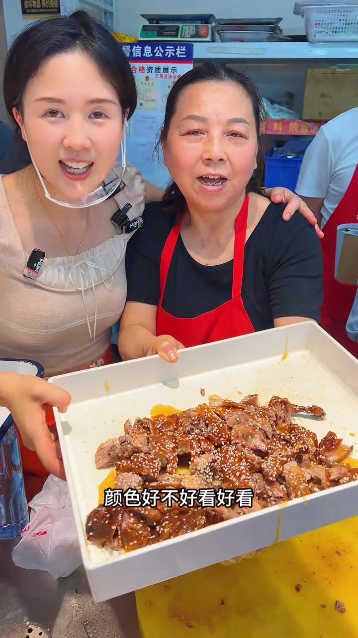 四川非遗美食乐山甜皮鸭，外酥里嫩肉嫩卤香，甜而不腻