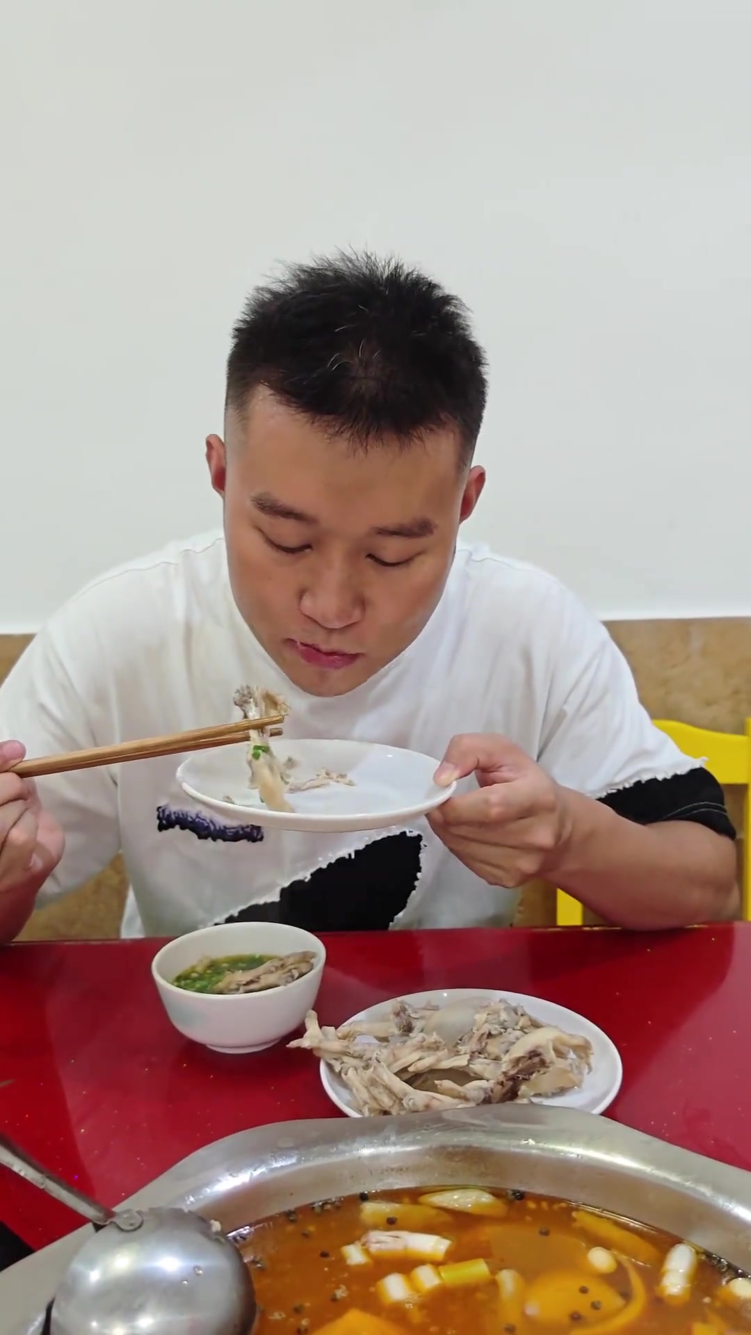 两个人在重庆回兴吃49一位的酸汤自助鸭脚