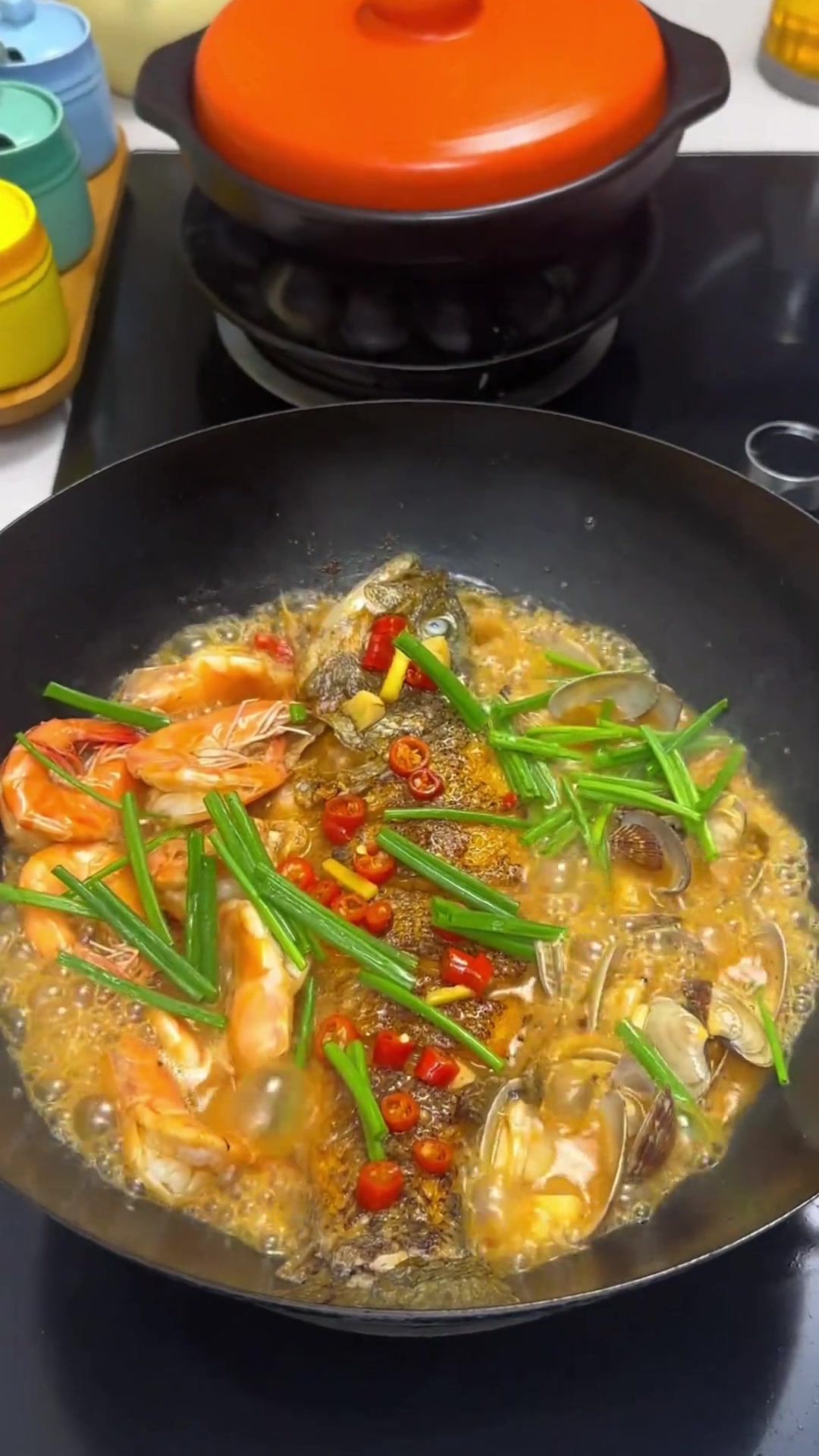 潮汕营养美味鲈鱼鲜虾炖花甲，三鲜聚齐，巨好吃
