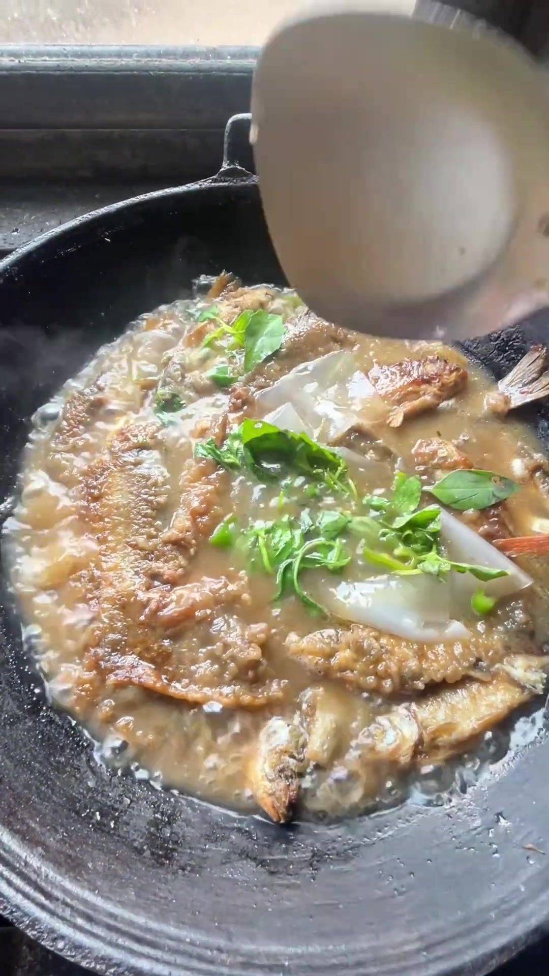 回姥娘家做饭，粉皮滑肉配面炕鱼煮粉皮