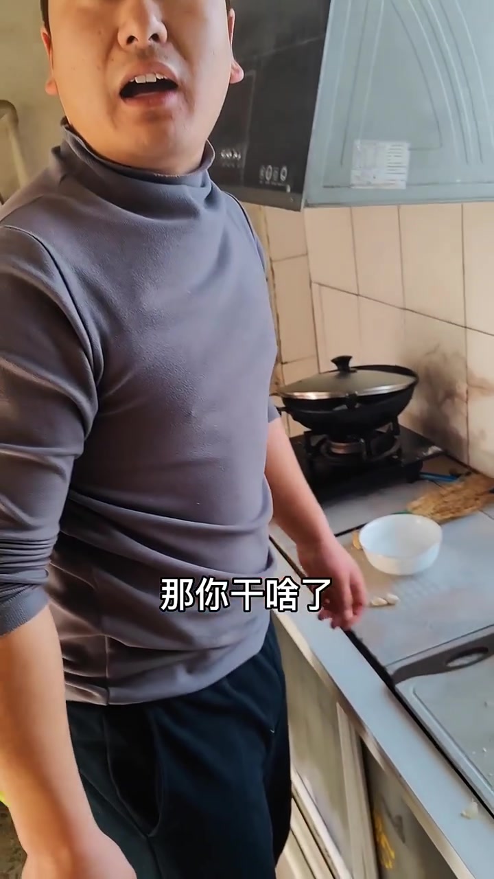 东北农村清蒸土鸡别样吃法，村中兄弟大集结超热闹