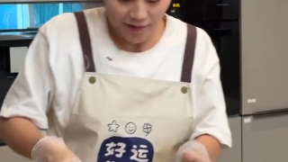00后女保姆自制韭菜鸡蛋水饺