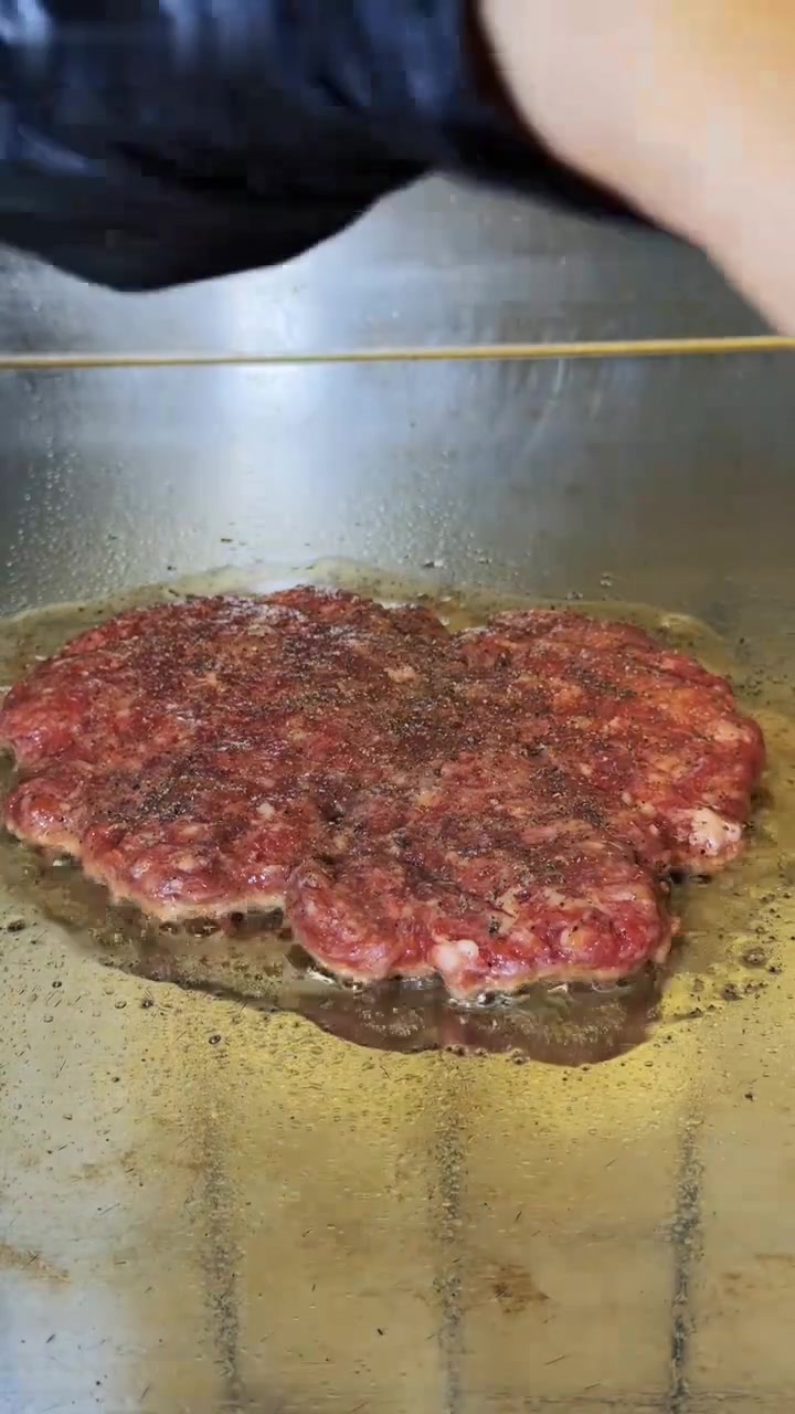 蓝莓鹅肝芝士牛堡，独特美味一口难忘