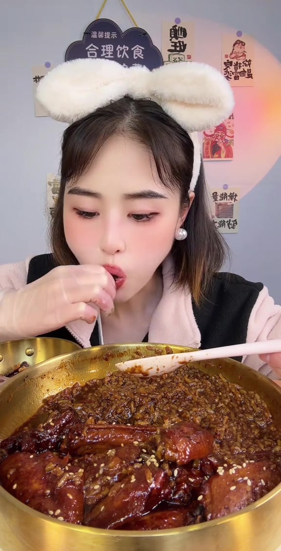 沉浸式品尝可乐鸡翅泡饭鲜香滋味