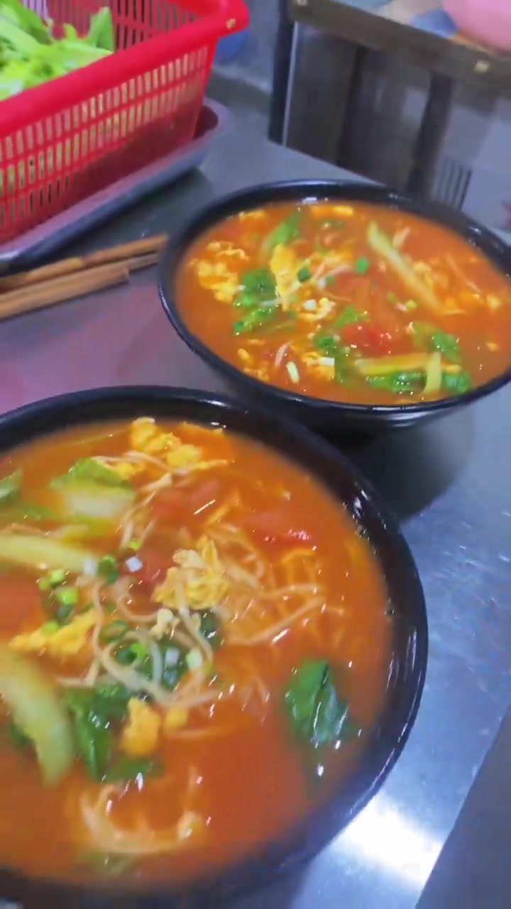 探访街边小店品尝各类铁板美食汤面