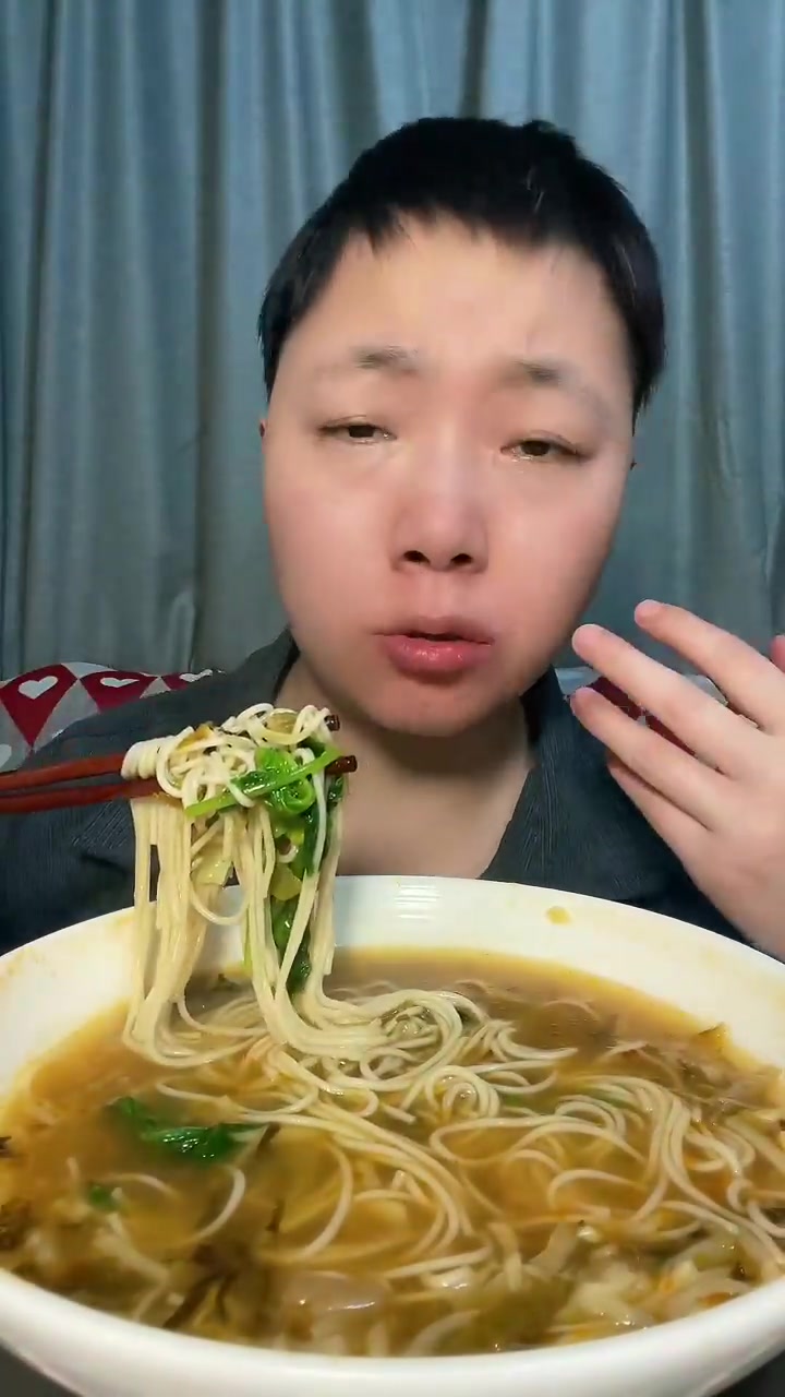 有点饿，煮的稍微多了些，有阵子没吃梅菜笋丝了