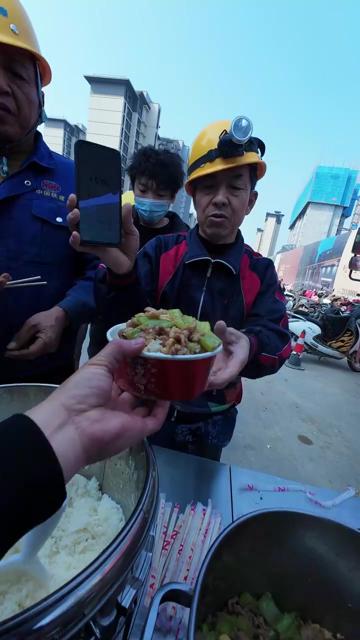 今天给工人师傅们做的尖椒炒肉盖饭排骨汤
