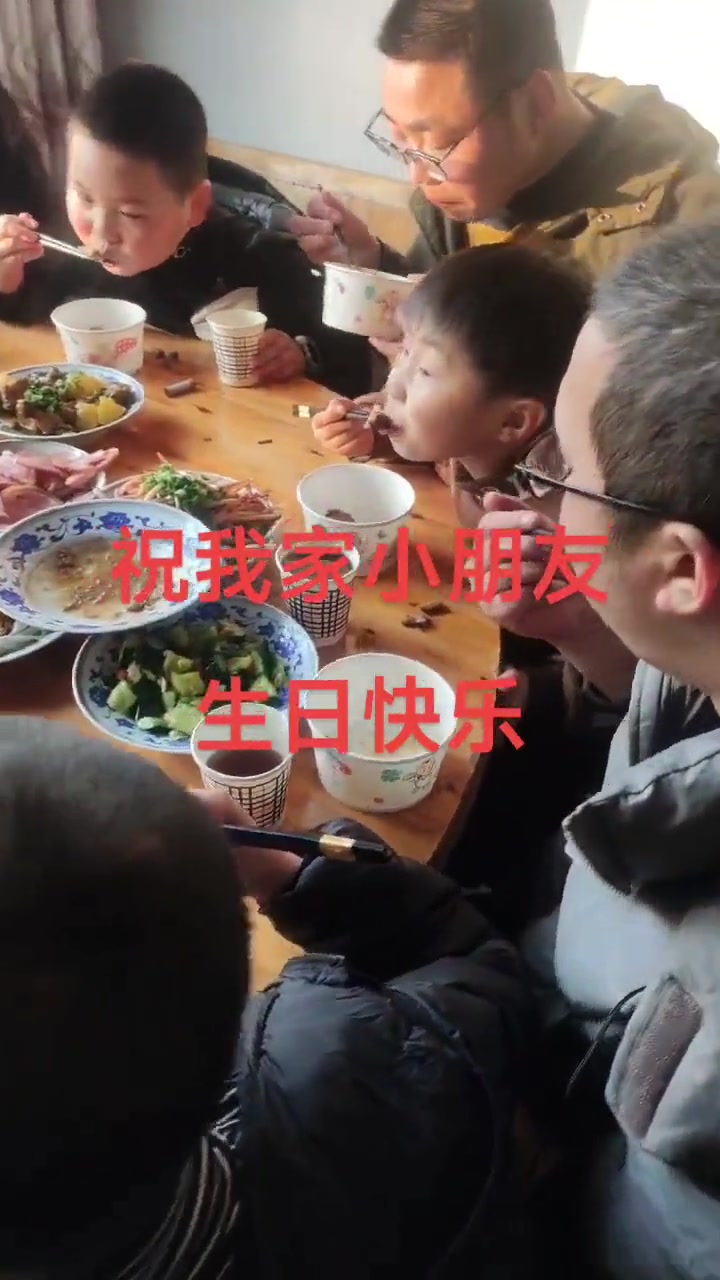 家庭生日欢乐聚餐展示多样可口菜品