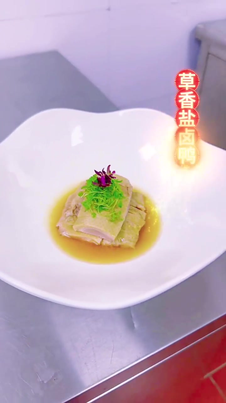 大厨展示多款精致菜品详解各菜特色